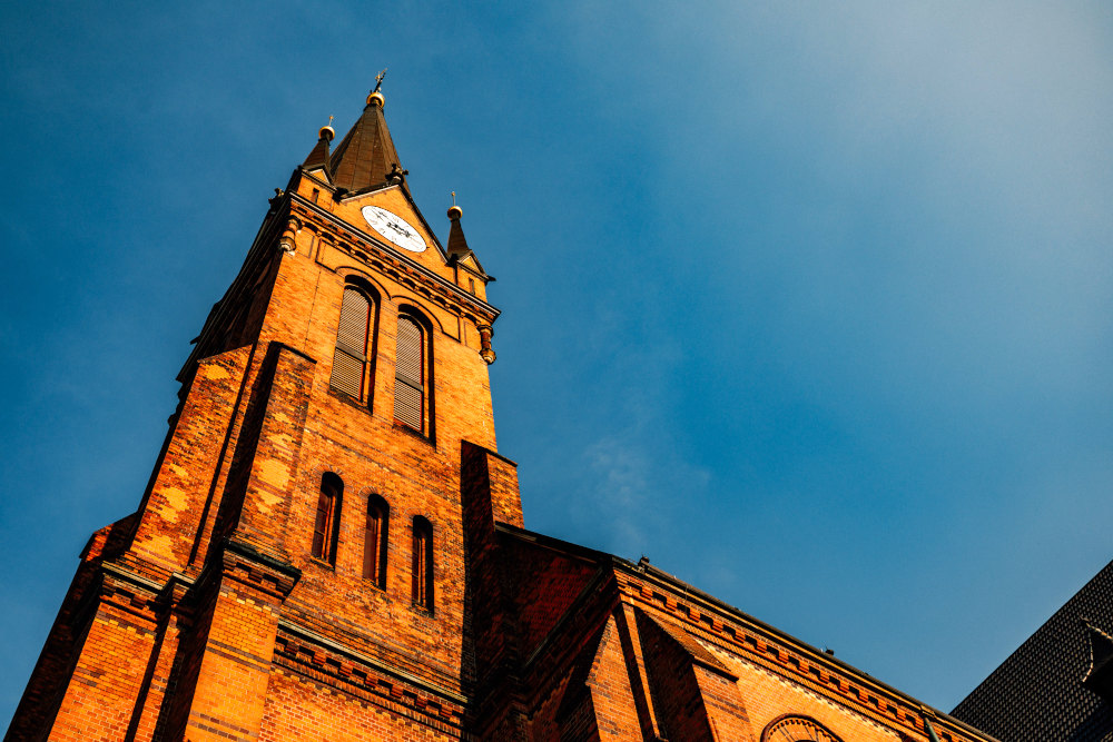 Foto des Turms der Lutherkirche vor blauem Himmel