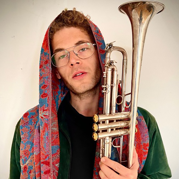 Der Musiker mit seiner Trompete und einem Tuch über dem Kopf