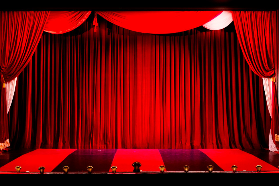 Der rote Vorhang auf der Bühne der Musikalischen Komödie Leipzig