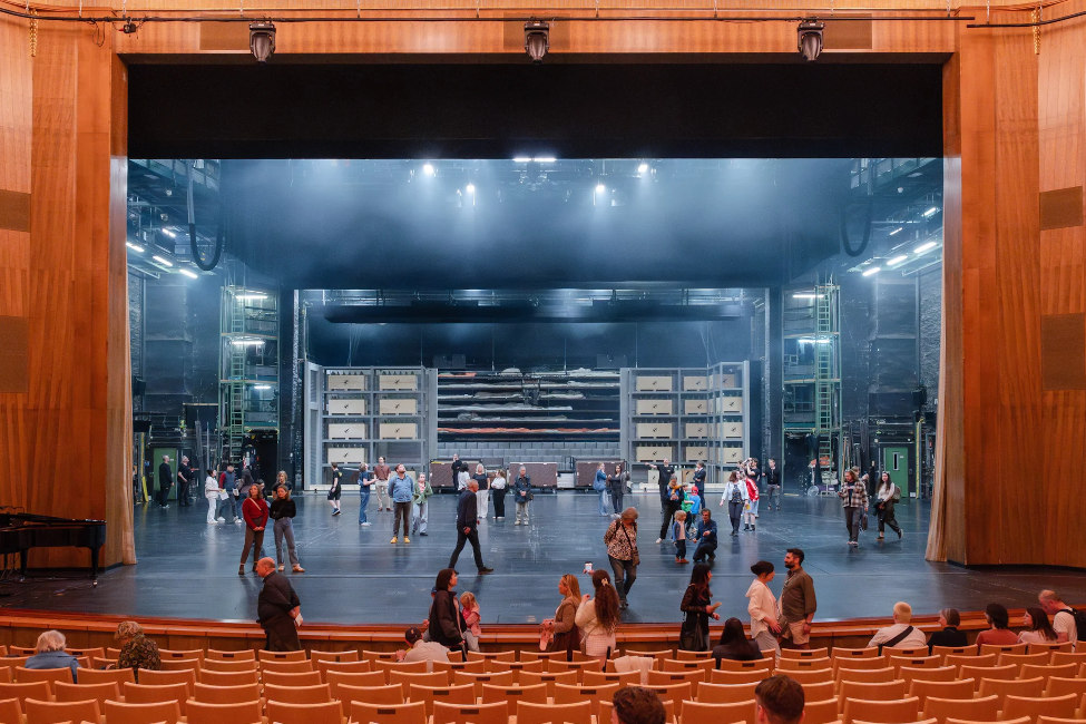 Blick in den Saal und auf die Bühne der Oper mit vielen Besucherinnen und Besuchern