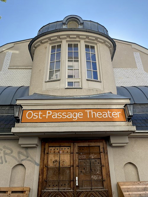 Der Eingang und die Jugendstil-Fassade des Ost-Passage Theaters