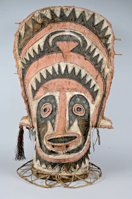 Ein historisch, traditionelles Ausstellungsstück, das an eine Maske erinnert