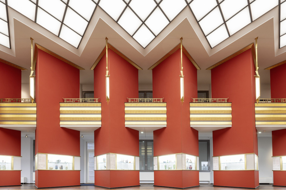 Blick in eine lichtdurchflutete Halle mit historischen eckigen Gestaltungselementen