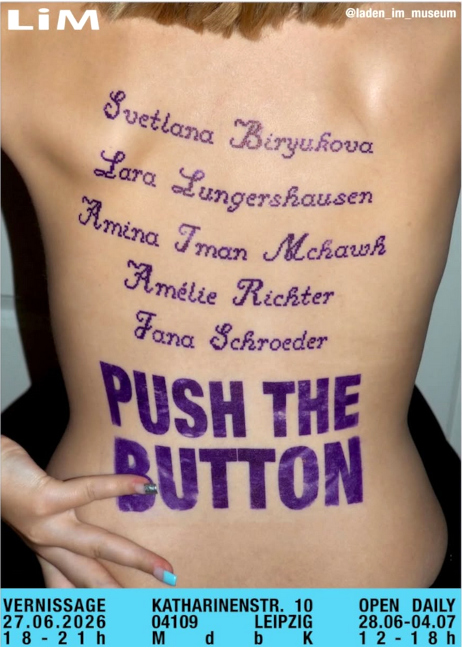 Die Namen der Künstlerinnen und der titel der Ausstellung sind wie eine Tätovierung auf dem nackten Rcken einer Person zu lesen.