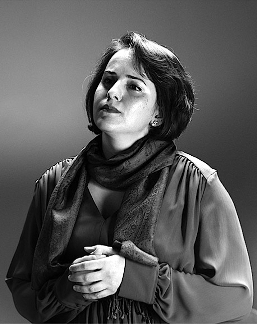 Schwarz-Weiß-Porträt der ernst blickenden Künstlerin