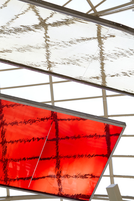 Rauminstallation der Künstlerin mit Glasscheiben, die teilweise rot eingefärbt sind