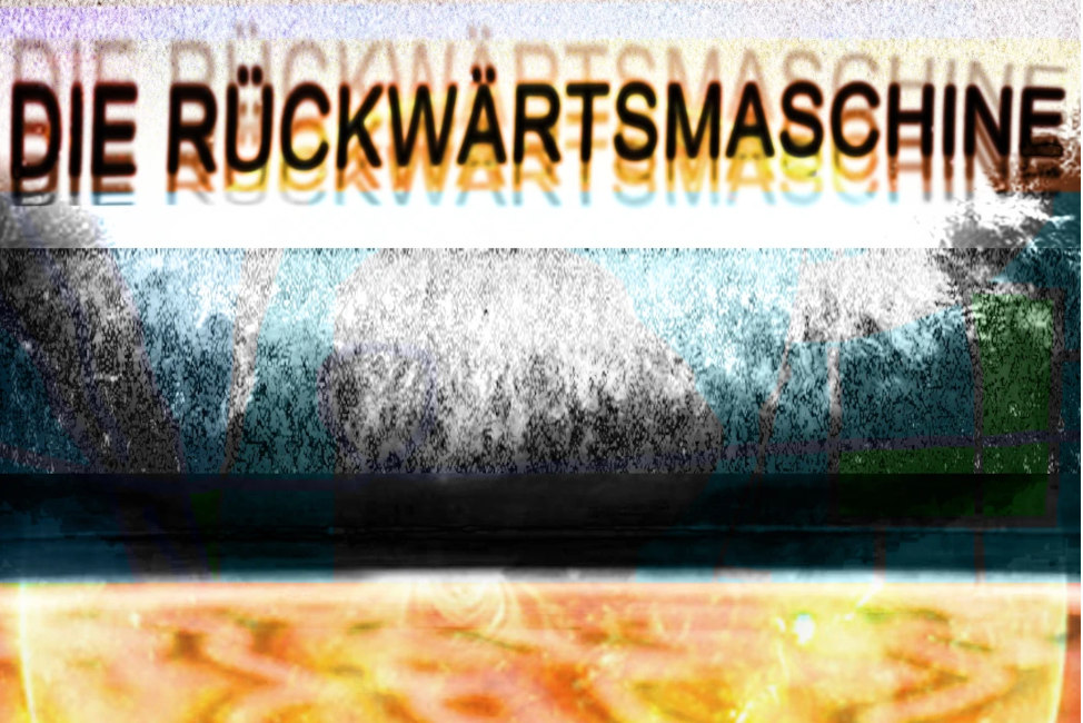 Auf dem Plakat zum Theaterstück ist der Schriftzug "Rückwärtsmaschine" zu sehen der mehrfach an eine Wand projeziert wird.