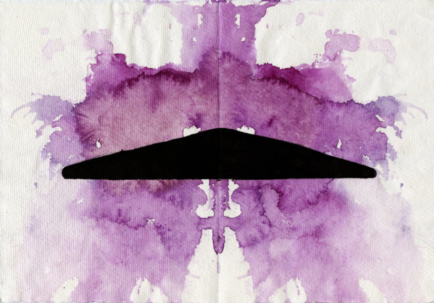 Auf einem Papier mit zerlaufener Farbe ist ein schwarzes Dreieck zu sehen, das an ein Ufo erinnert.