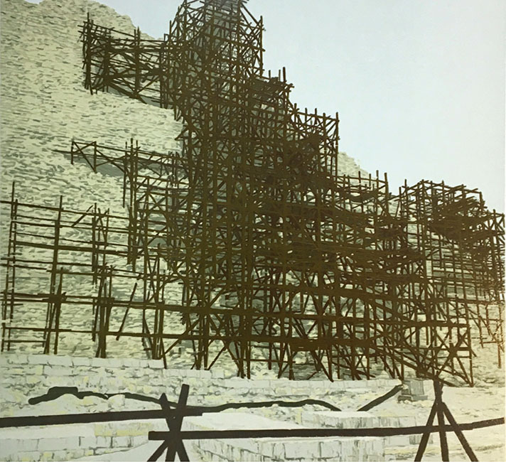 Eine Grafik zeigt einfache Holzgerüste die an einer Pyramide stehen.