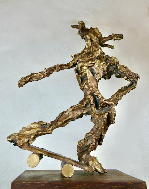 Skulptur, die so wirkt, als ob sie noch nicht fertig ausgeformt wurde