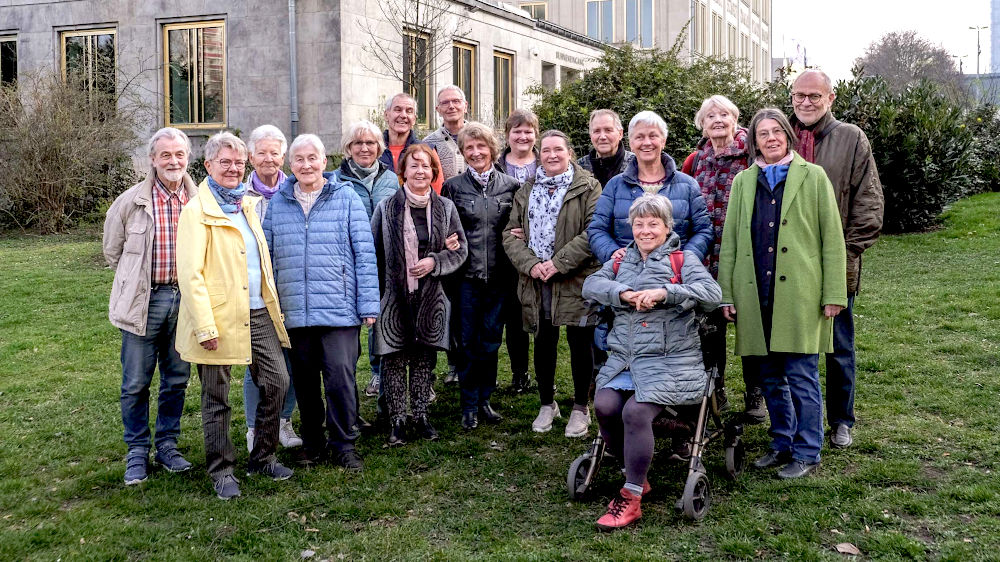Gruppenfoto des Theaterclubs auf einer Wiese hinter der Leipziger Oper