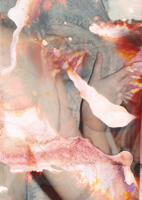 Verfremdetes Foto, auf dem man eine Hand erkannt und beige und rote Strukturen