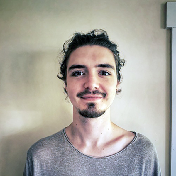 Portrait des jungen, freundlich lächelnden Musikers