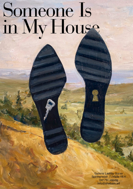 Das Plakat zur Ausstellung zeigt auf dem Hintergrund eines Landschaftsgemäldes zwei Schuhsohlen, eine mit einem Schlüsselloch und eine mit einem Schlüssel.