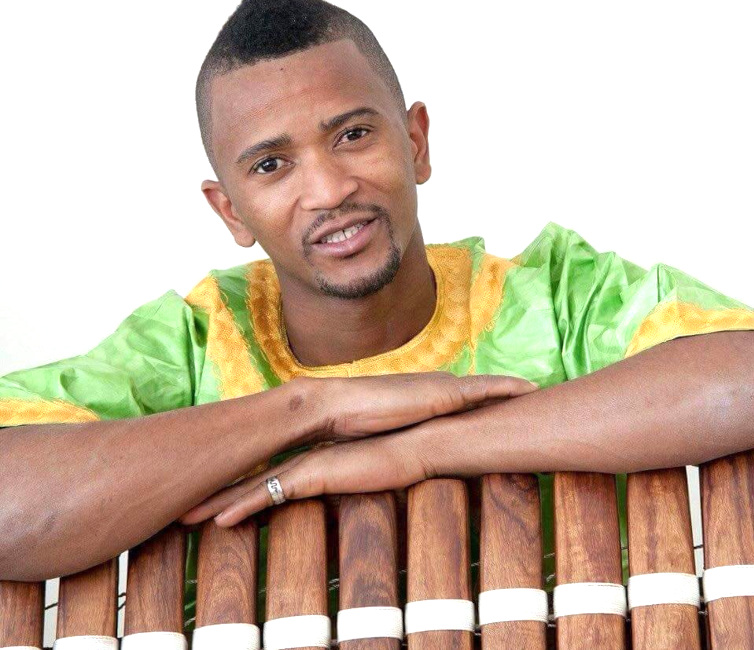 Portrait des Musikers mit seinem Instrument