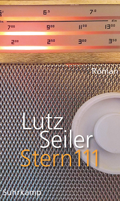 Auf dem Romancover ist die Vorderansicht eines alten Radios zu sehen.