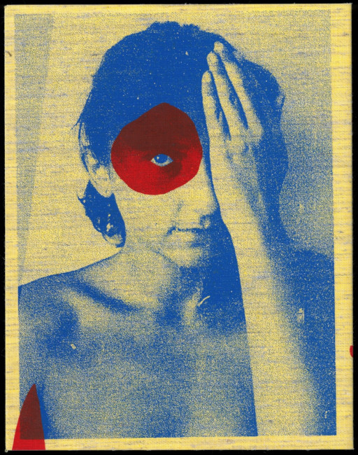 Ein blau eingefärbters Foto der Künstlerin, auf dem ein roter Kreis um ihr rechtes Auge gamalt wurde