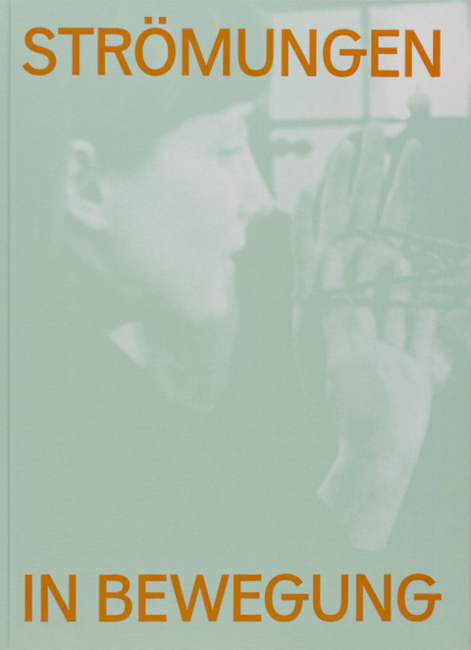 Auf dem Buchcover ist eine blasse Fotografie abgebildet, auf der man schemenhaft eine Person erkennt.