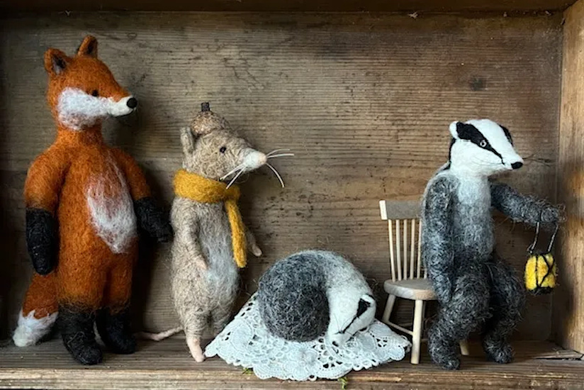 Foto von drei Filzfiguren - einem Fuchs, einer Maus und einem Dachs