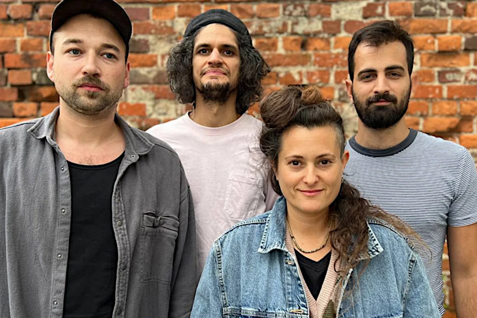 Bandfoto vor einer rohen Ziegelwand