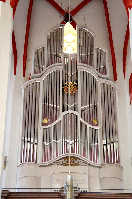 Foto der kunstvoll angeordneten Pfeifen der Woehl-Orgel in der Leipziger Thomaskirche