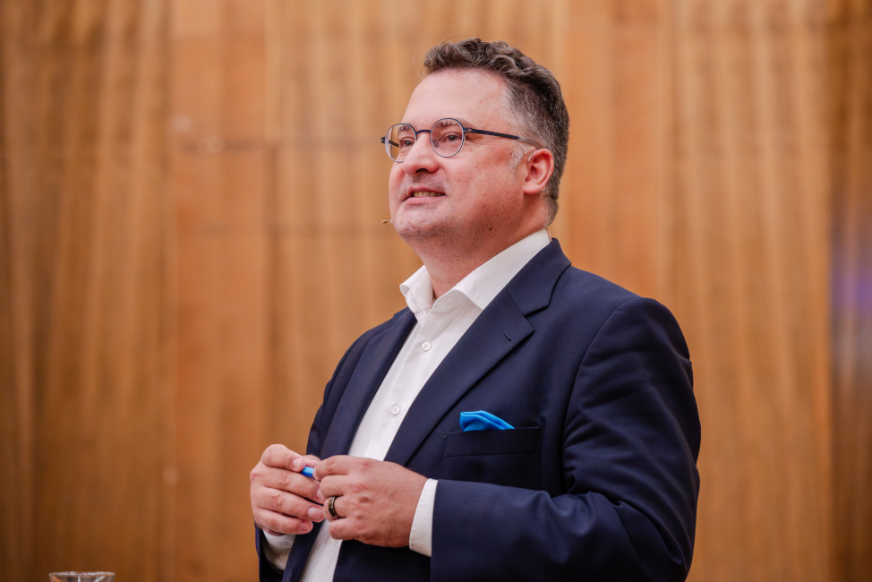 Seitliches Portrait des Intendanten mit Nickelbrille und im feinen Anzug