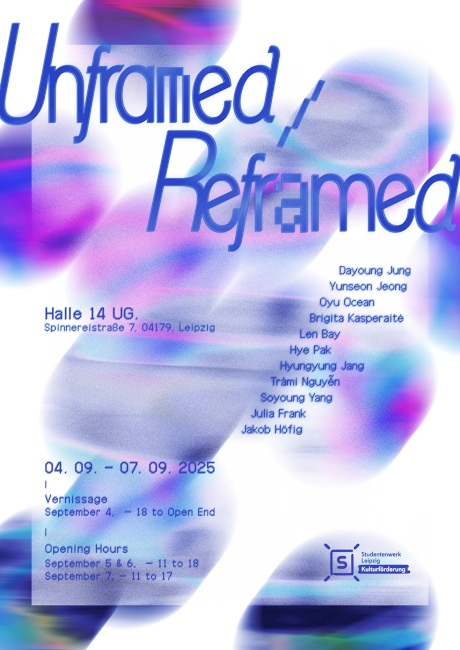 Auf dem Plakat zur ausstellung sind die Informationen in blauer Schrift auf verwaschenen Farbflächen in blau und violett zu sehen.