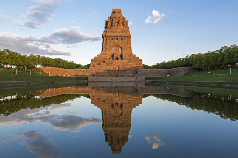 Das Völkerschlachtdenkmal wird malerisch von der Abendsonne angestrahlt.