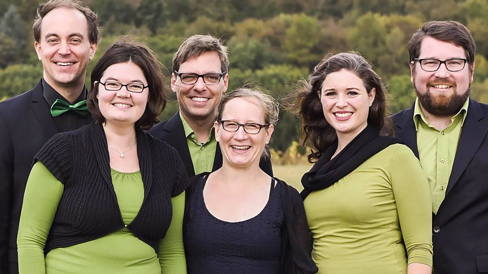 Gruppenfoto im Freien und in grün-schwarzer Auftrittskleidung