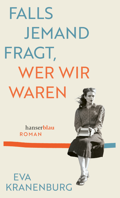 Auf dem buchumschlag ist das Foto einer jungen Frau in altmodischer Kleidung und mit einem Stapel Bücher auf dem Schoß zu sehen.