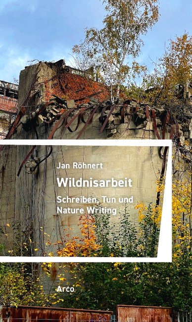 Das Buchcover zeigt eine Fabrikruine um die sich ein Biotop aus Gräsern, Büchen und Bäumen gebildet hat.