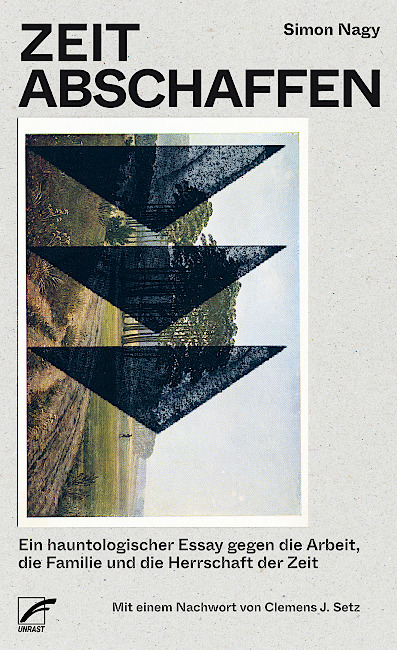 Auf dem Buchcover ist eine herbstliche Landschaft mit drei schwarzen Dreiecken darüber zu sehen.