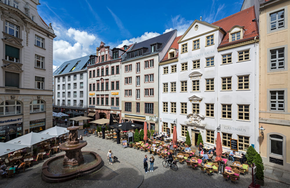 Das Gasthaus und Museum Zum Arabischen Coffe Baum in der Leipziger Innenstadt mit einem belebten Freisitz